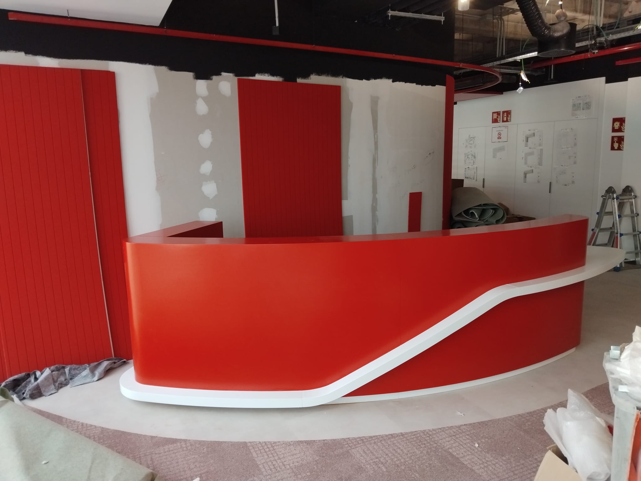 Mostrador stand rojo curvo